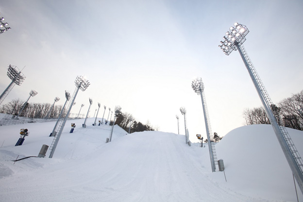 Die Flutlichtanlage Philips ArenaVision beleuchtete das Phoenix Snow Stadion bei den Olympischen Winterspielen 2018 in Südkorea. (Bildnachweis: Signify [ehemals Philips Lighting])